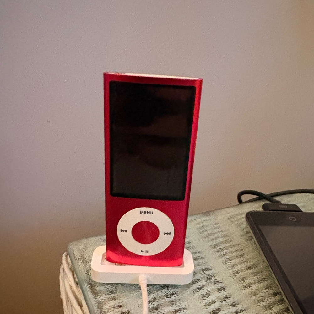 IPOD- APPLE’S ORIGINAL (GEN1) RED APPLE APPLE IPOD INCLUDES STAND & CHARGER 🔌 - Picture 4 of 4